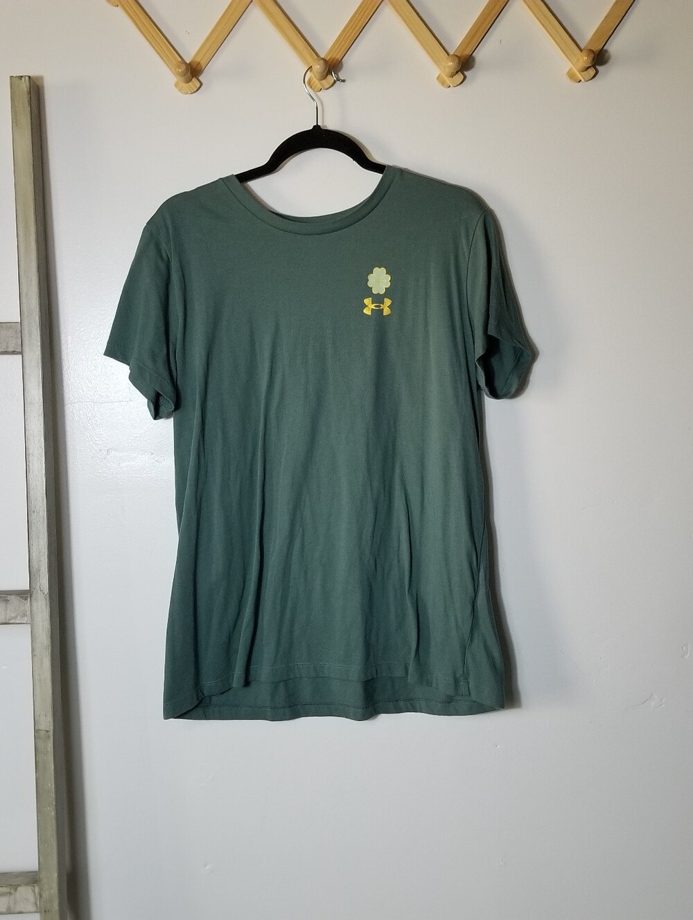 UNDER ARMOUR WOMEN'S LOOSE GREEN SHORT SLEEVE TEE SIZE XL
